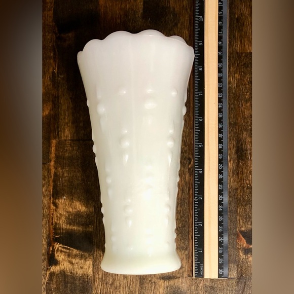 Vintage Anchor Hocking Milk Glass Teardrop and Pearl Vase with Scalloped Rim - Picture 2 of 5